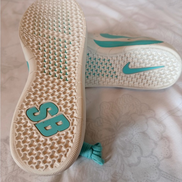 Nike SB White and Aqua Sneakers - Picture 4 of 7
